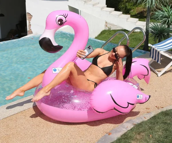 Inflatable pink flamingo pool float - Image 4