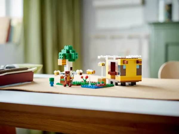 LEGO® The Bee Cottage Minecraft - 21241 - Image 10