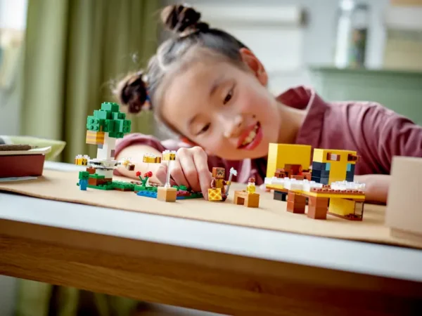 LEGO® The Bee Cottage Minecraft - 21241 - Image 9